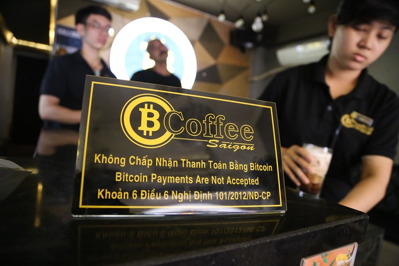 Cận cảnh giao dịch bitcoin bằng máy ATM tại TP.HCM